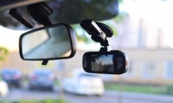 Два основных способа прицепить присоску видеорегистратора на лобовое стекло