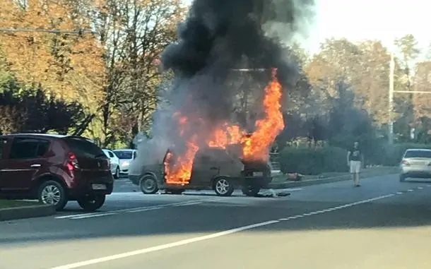 Горящий автомобиль